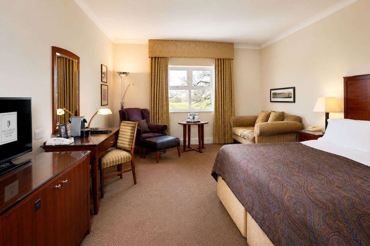 Deluxe Room, 1 Double Bed (Deluxe King) | Hypo-allergenic bedding, in-room safe, desk, iron/ironing board