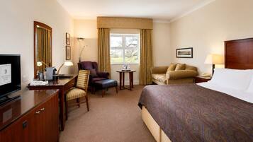 Deluxe Room, 1 Double Bed (Deluxe King) | Hypo-allergenic bedding available, in-room safe, desk