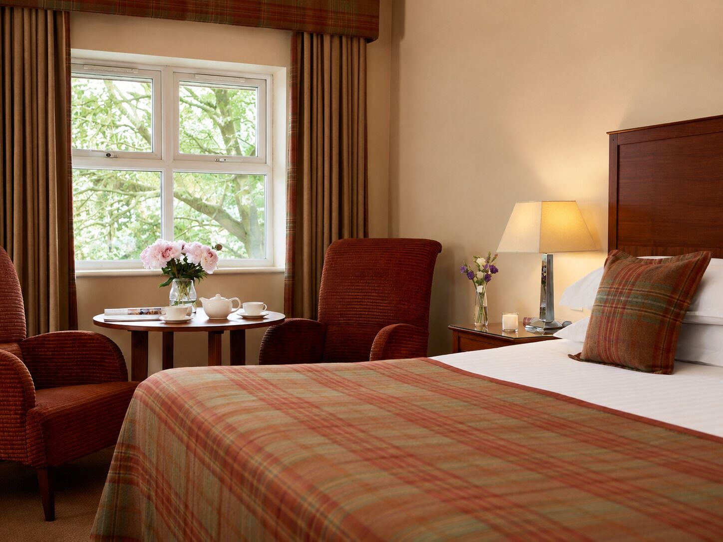 Hypo-allergenic bedding available, in-room safe, desk