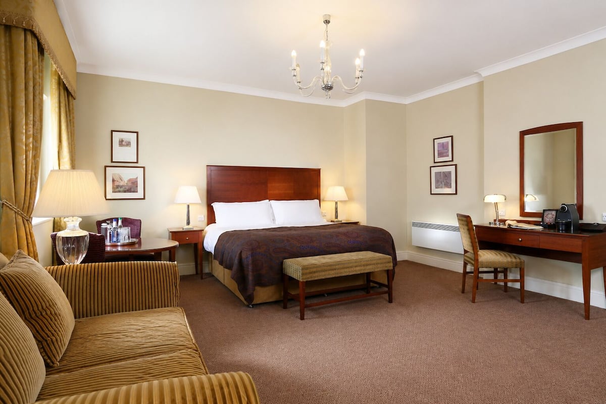 Deluxe Suite, 1 Double Bed (Deluxe Suite) | Hypo-allergenic bedding, in-room safe, desk, iron/ironing board