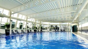 Indoor pool, pool loungers