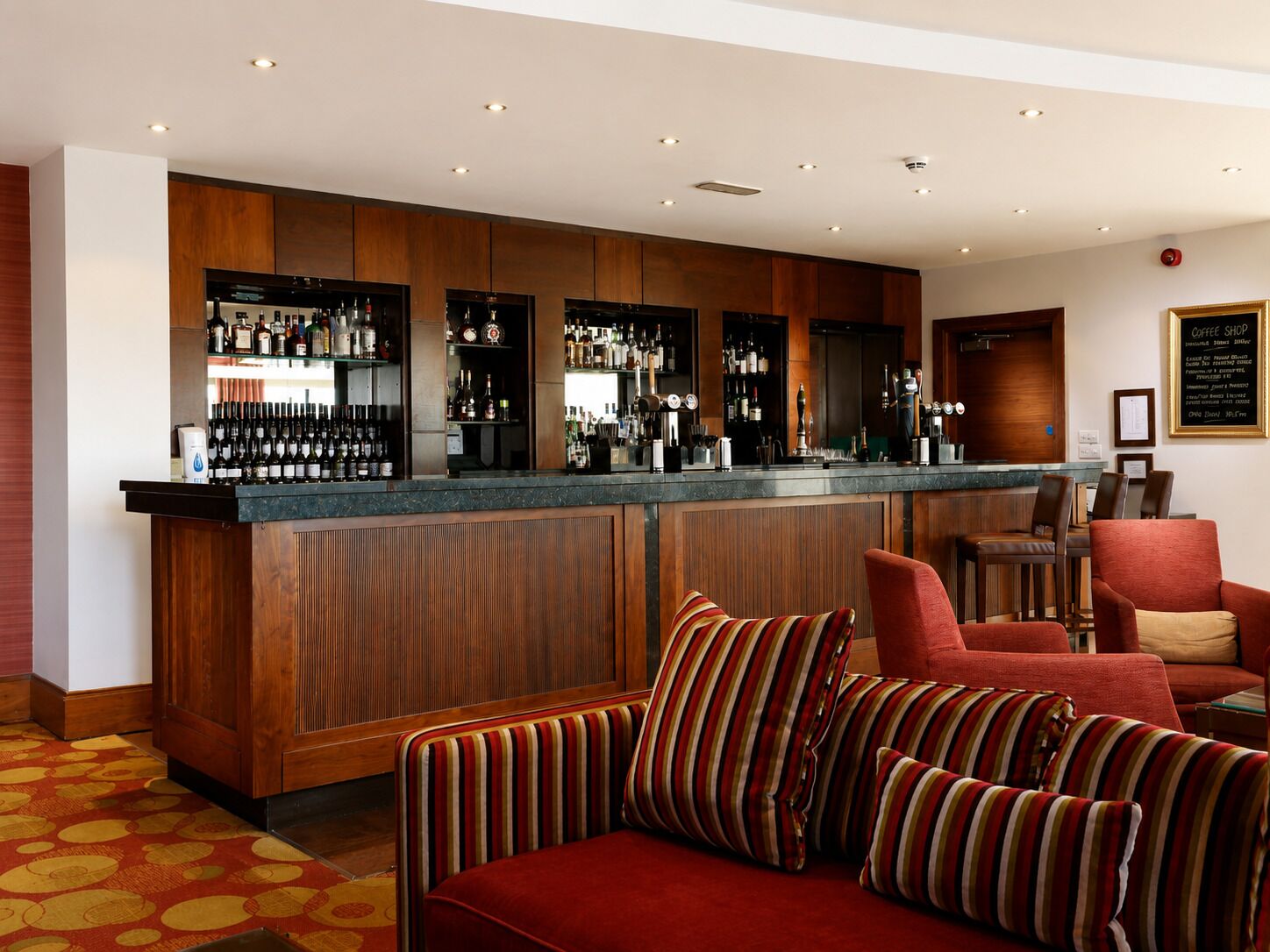 Salón en el lobby, con vista al campo de golf
