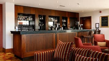 Salón en el lobby, con vista al campo de golf