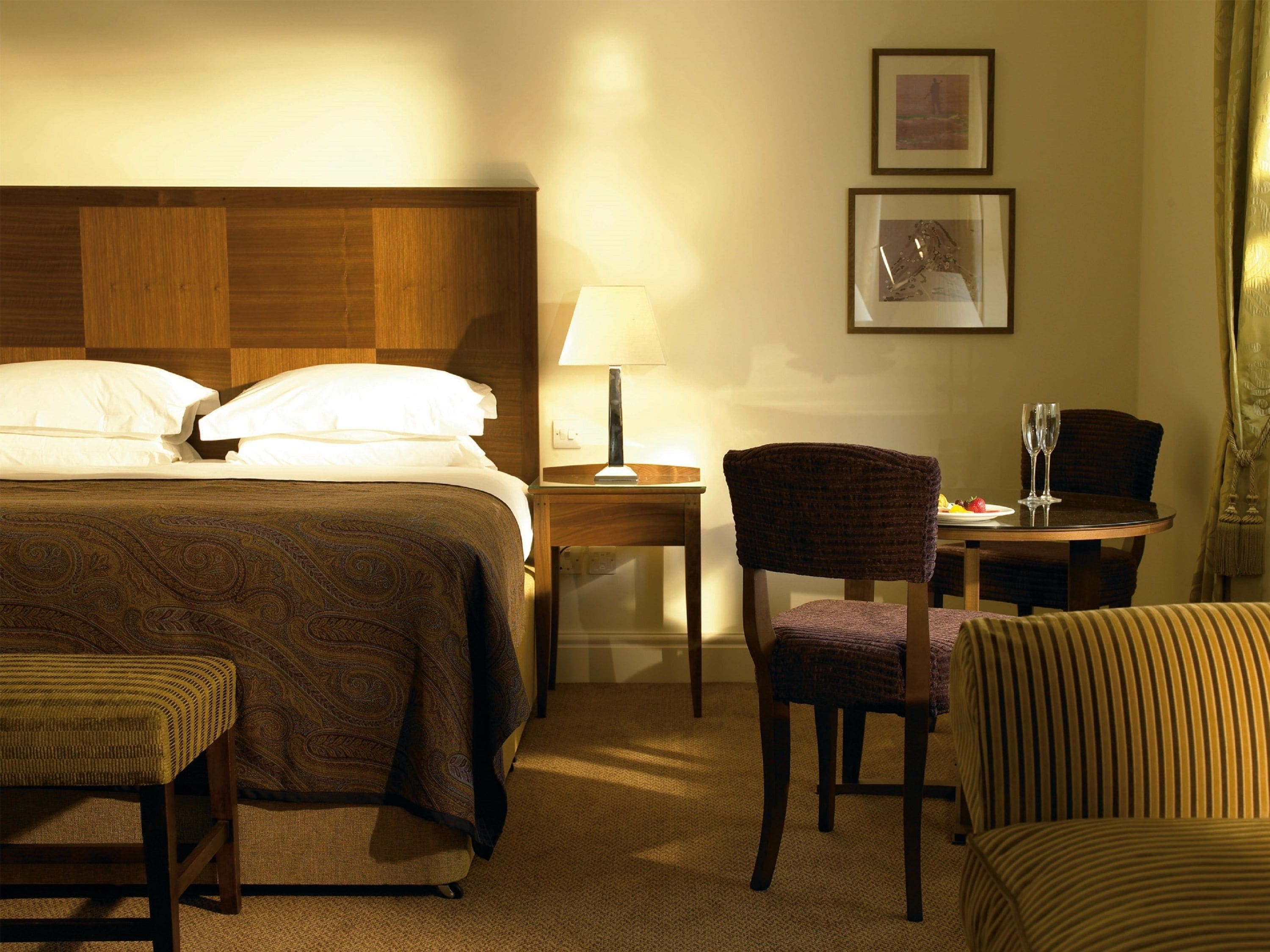 เครื่องนอนป้องกันสารก่อภูมิแพ้, ตู้นิรภัยในห้องพัก, โต๊ะทำงาน