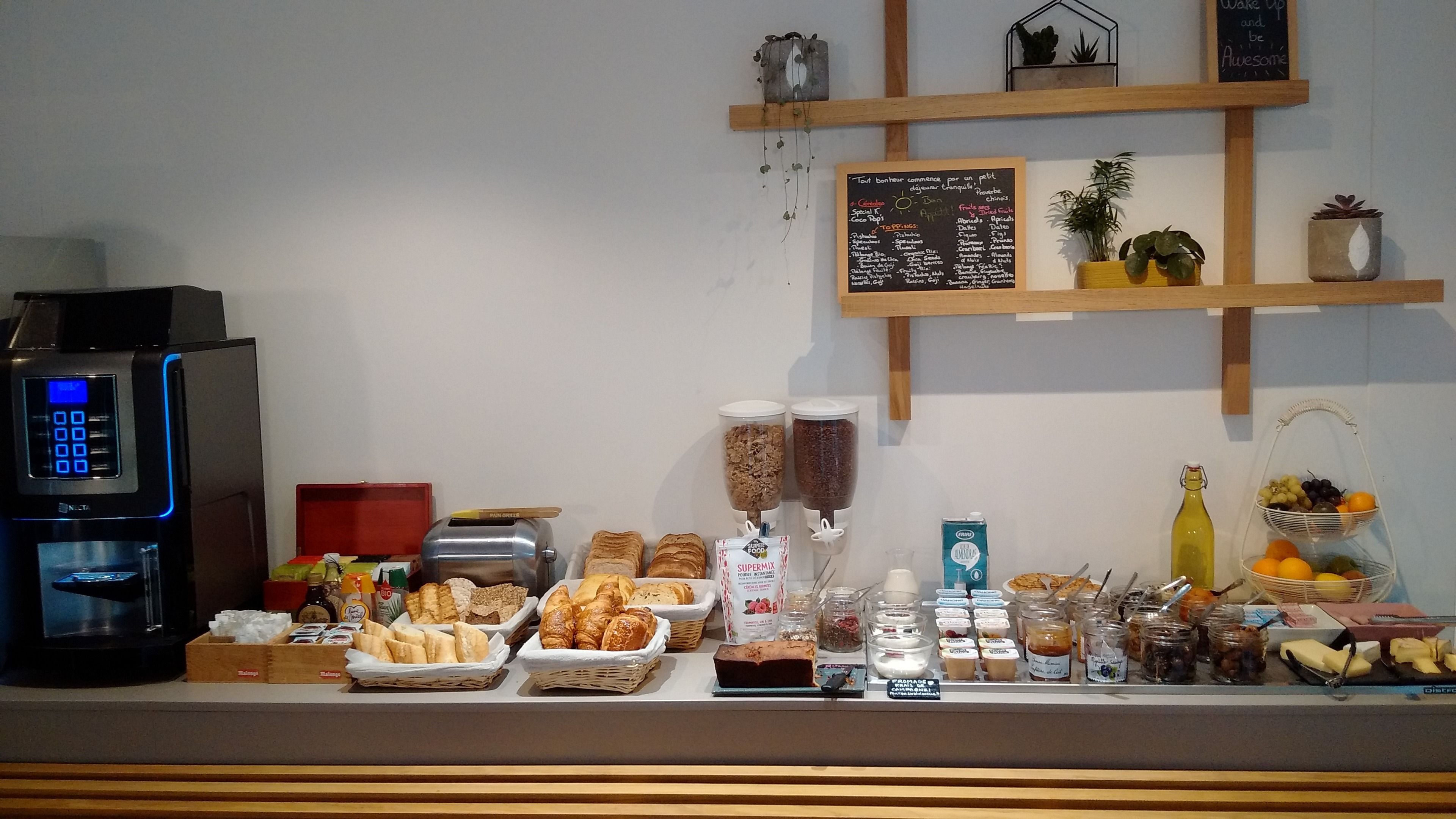 Petit déjeuner buffet servi tous les jours en supplément