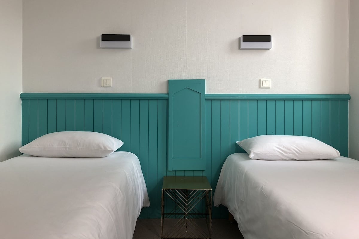 Habitación con 2 camas individuales | Escritorio, cortinas blackout, cunas gratuitas y wifi gratis