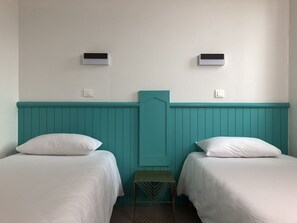 Tomannsrom | Skrivebord, blendingsgardiner og barnesenger (inkludert)