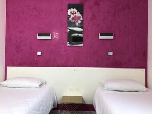 Twin Room | Desk, blackout drapes, free cribs/infant beds, free WiFi - Halt Hotel (Montpellier)