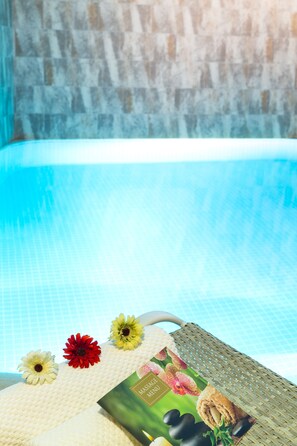 Piscine couverte, accès possible de 10 h 00 à 22 h 00, chaises longues