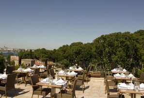 Petit déjeuner, déjeuner et dîner servis sur place
