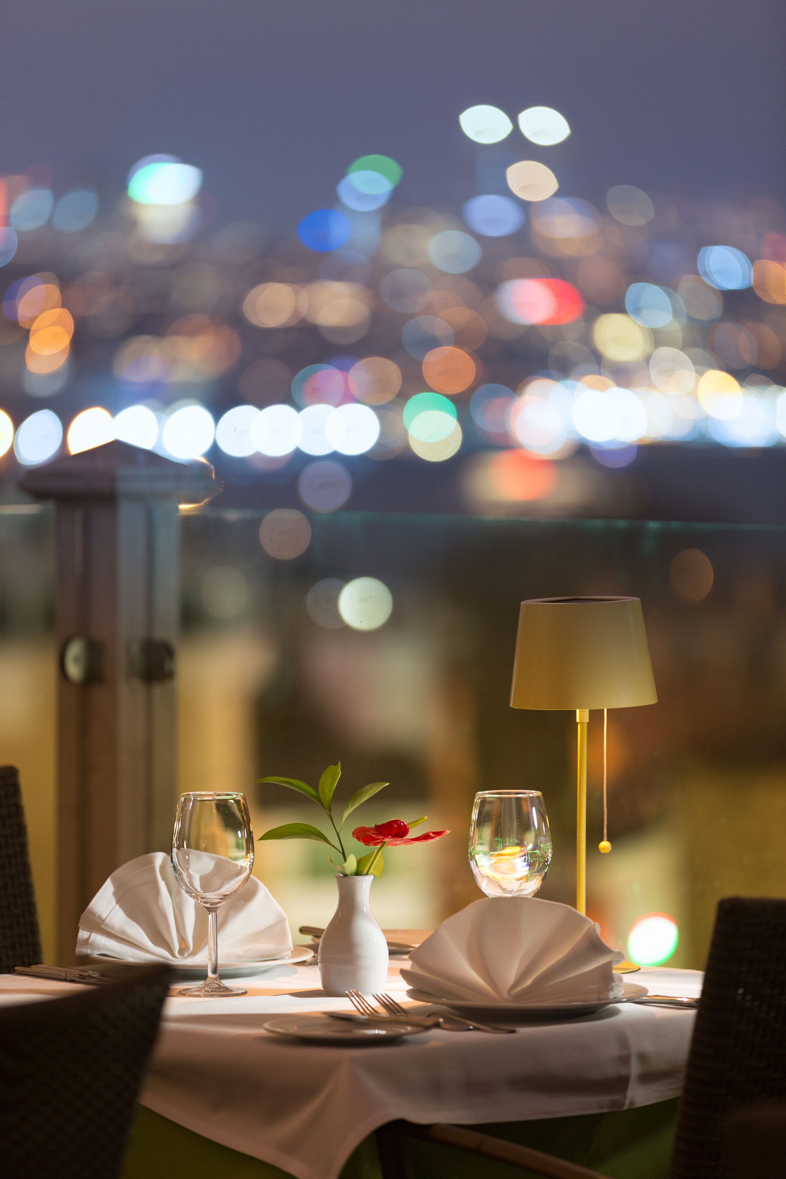 Phục vụ bữa sáng, bữa trưa và bữa tối 