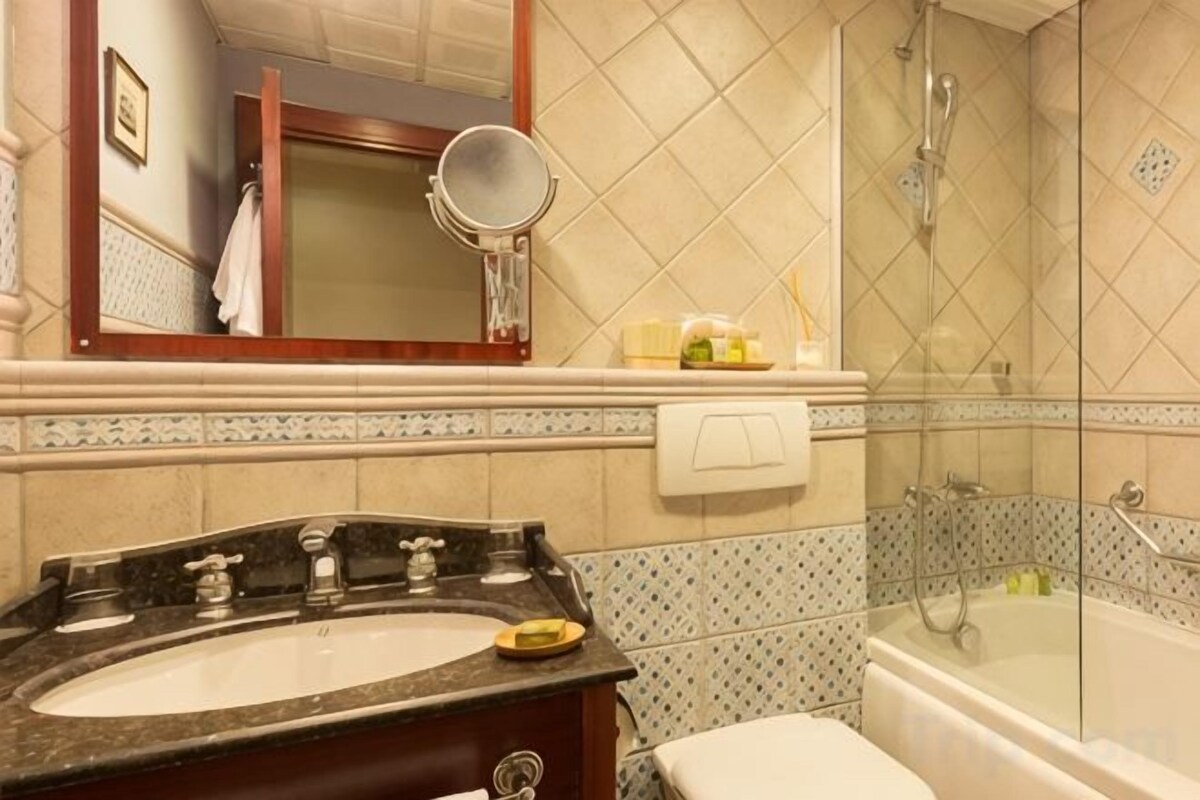 Bathroom | Free toiletries, hair dryer, bathrobes, slippers
