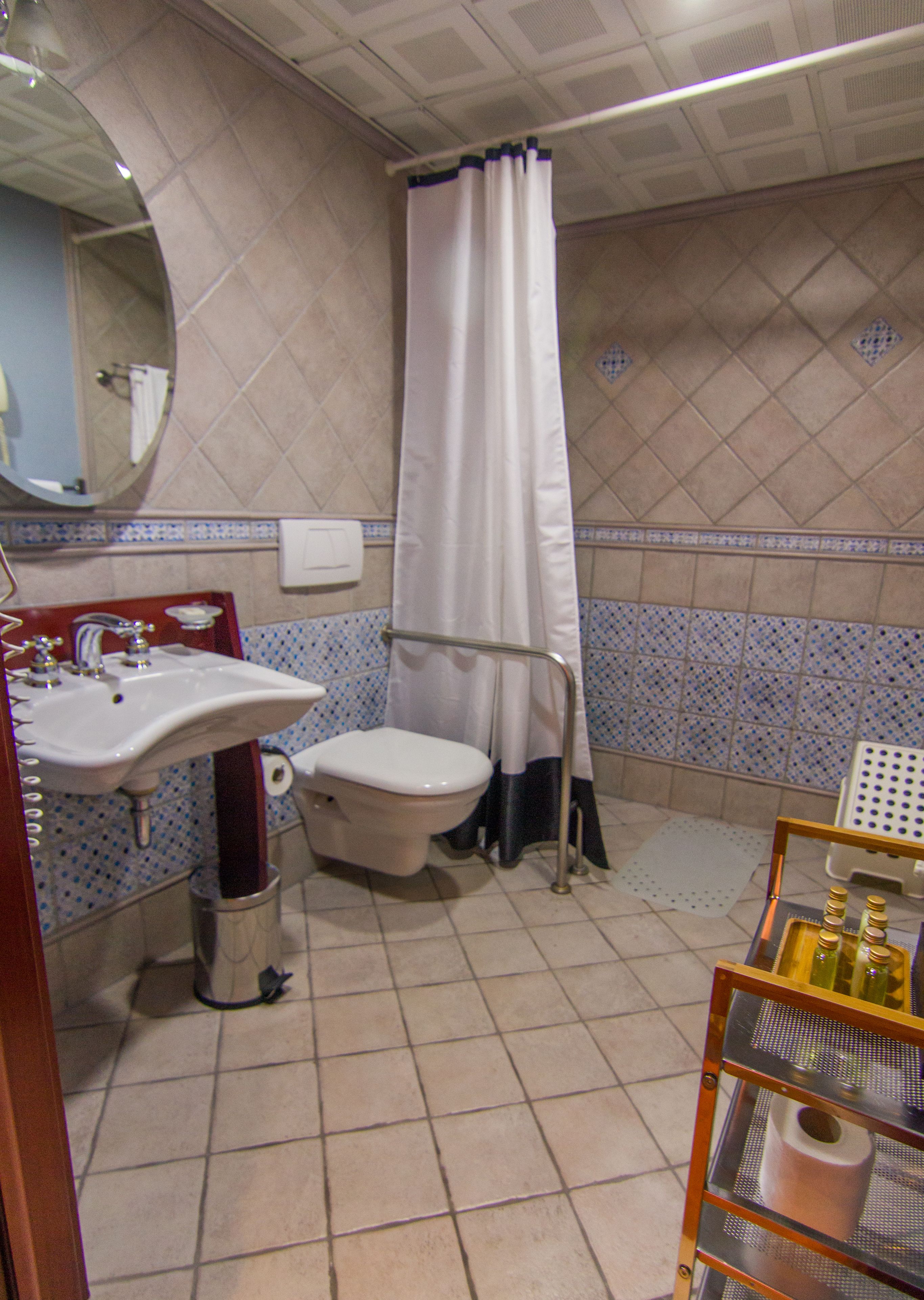 twin room, accessible | bathroom | free toiletries, hair dryer, bathrobes, slippers