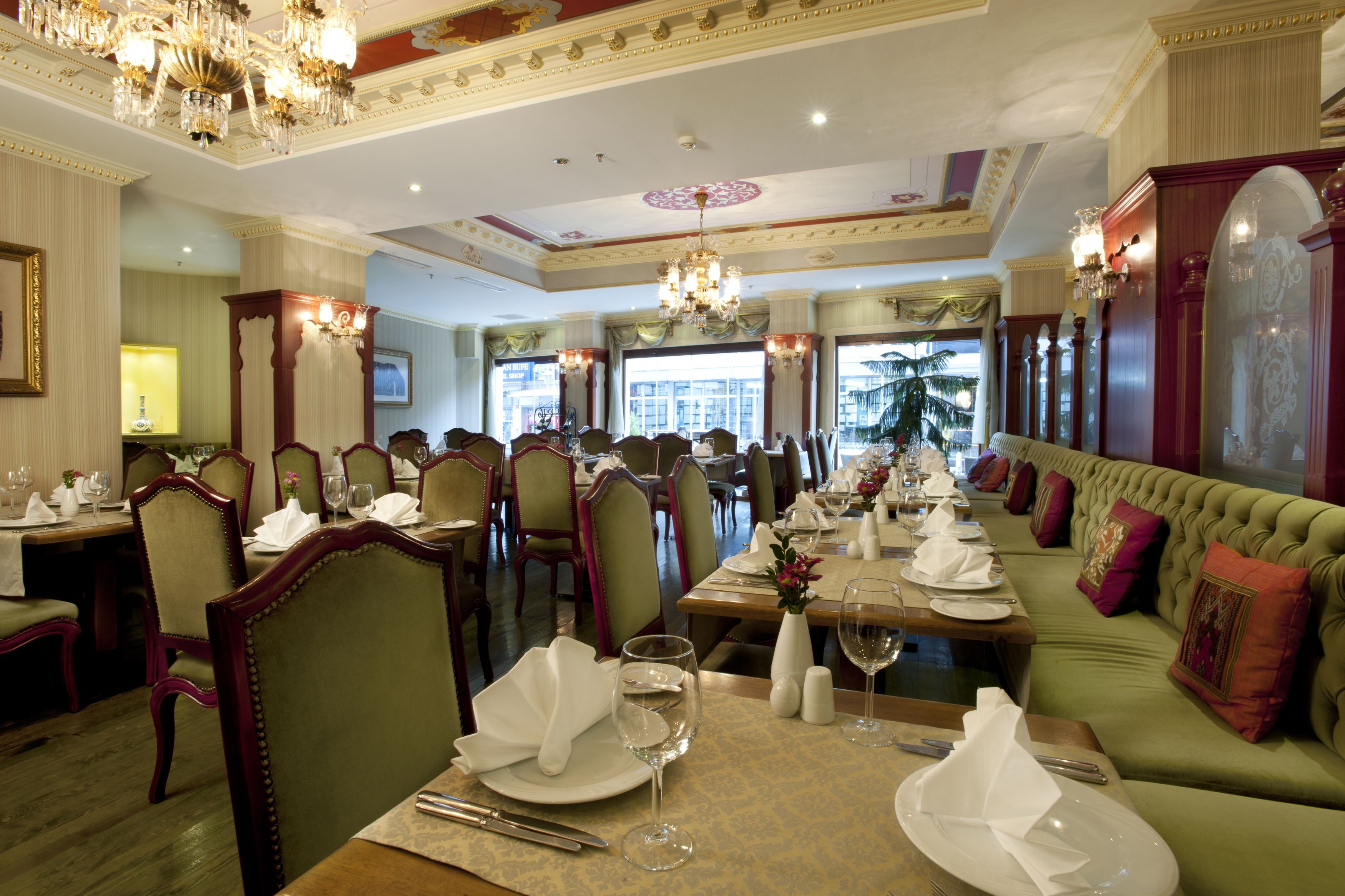 Frukost, lunch och middag serveras