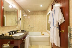 Habitación Deluxe, vista al parque | Baño | Amenidades de baño gratuitas, secadora de cabello, batas, pantuflas 