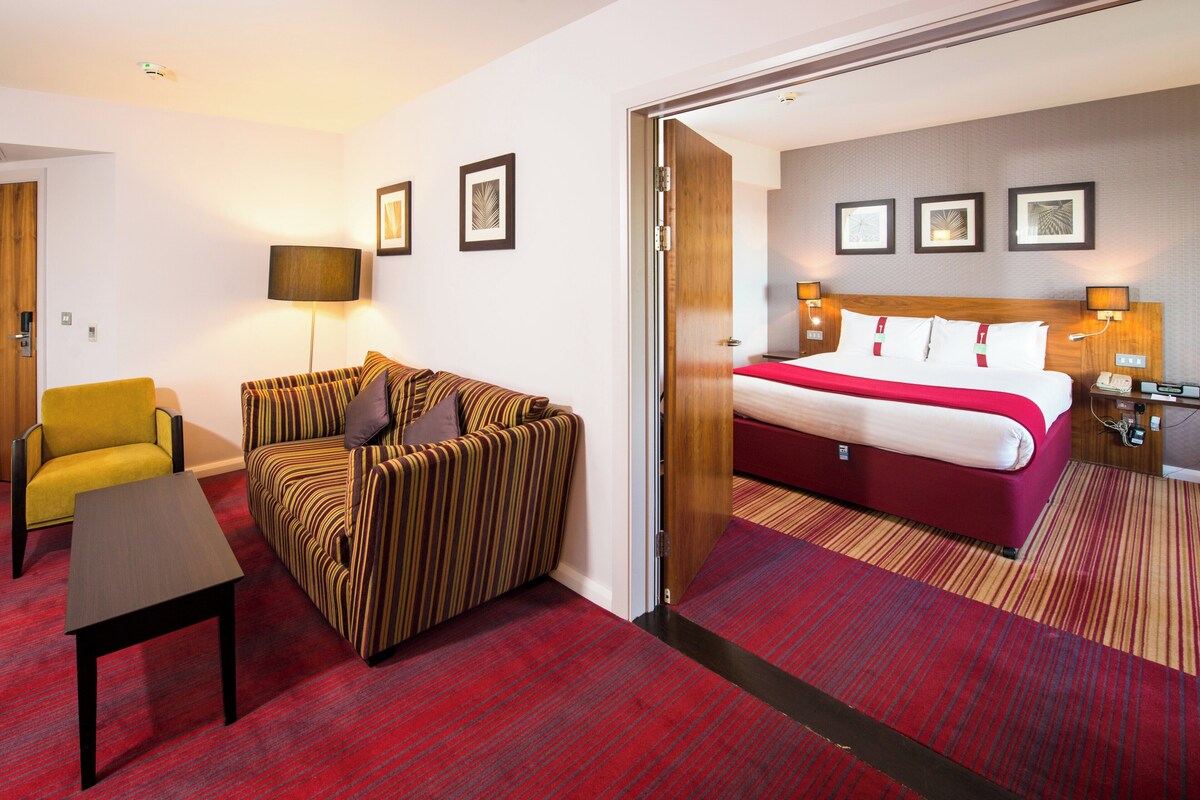 Suite, 1 King Bed | Desk, soundproofing, iron/ironing board, cribs (free)