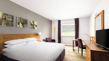 Quarto standard, 1 cama King (Pitch View) | Escrivaninha, quartos à prova de som, ferros/tábuas de passar roupa