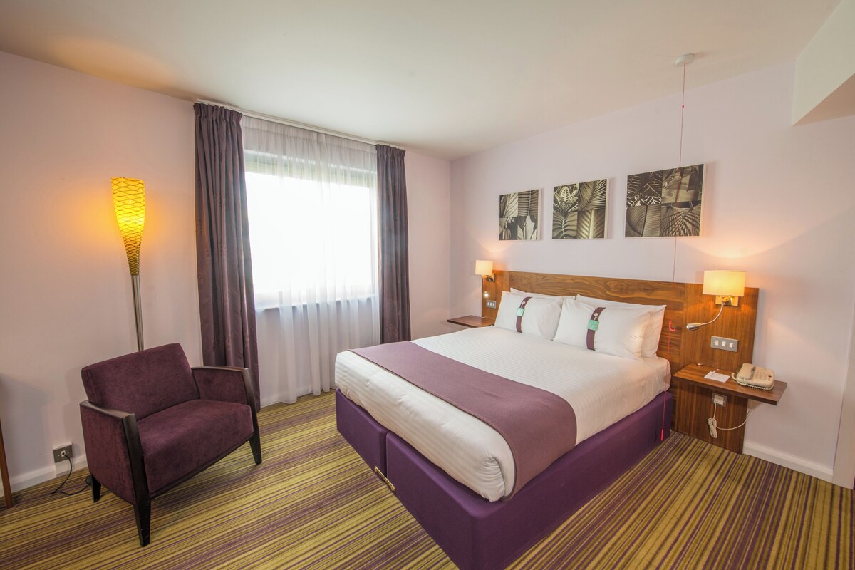 Standard Room, 1 King Bed, Accessible | Desk, soundproofing, iron/ironing board, cribs (free)