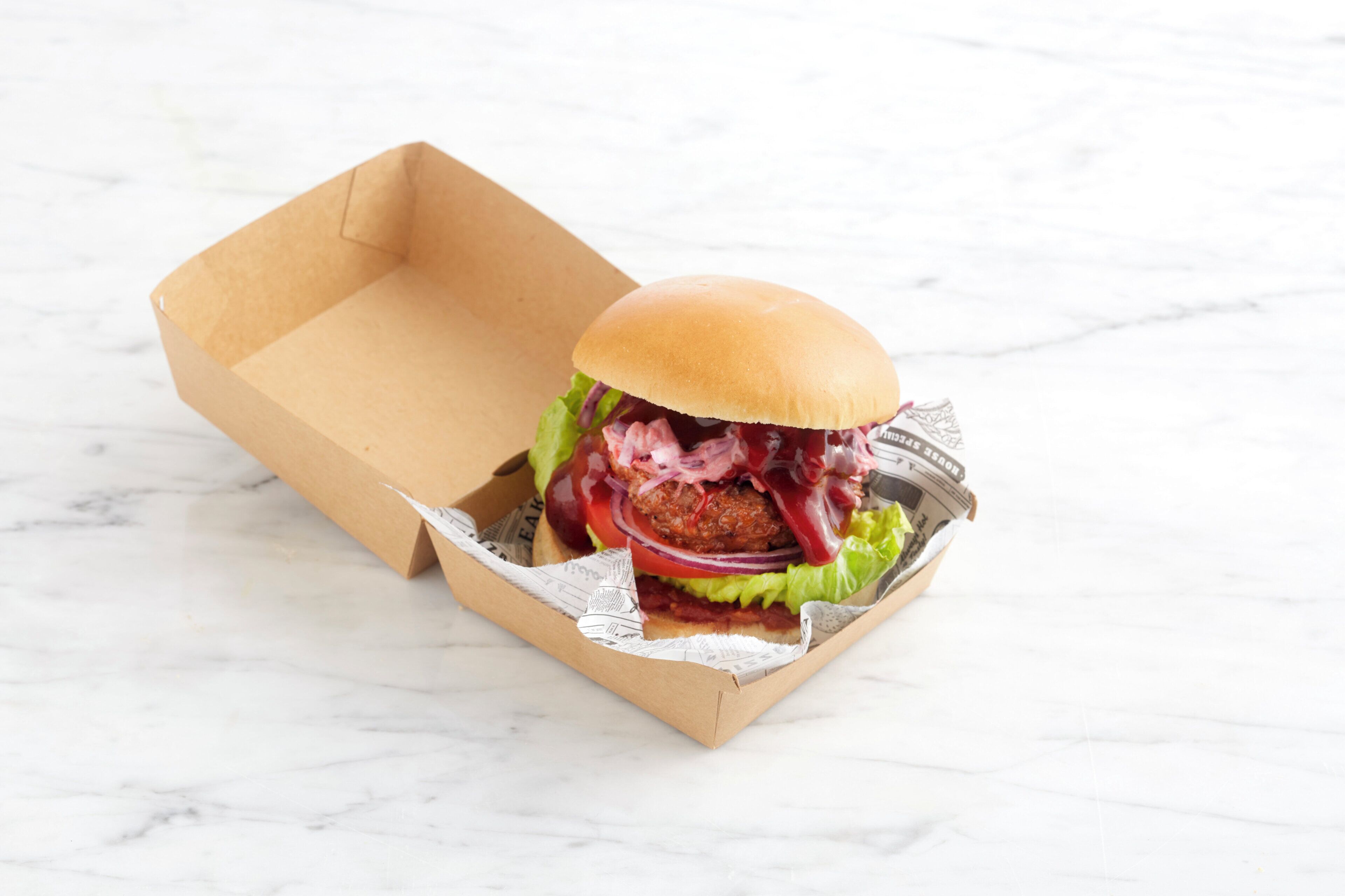 Una hamburguesa en una caja de cartón.