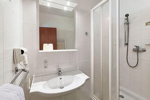 Shower, hair dryer, towels - Hotel Augustus et Otto (Prague)