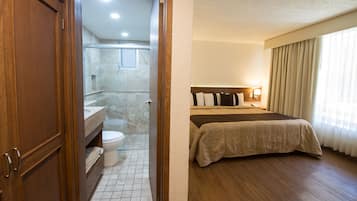Habitación estándar | Ropa de cama de alta calidad y caja de seguridad en la habitación