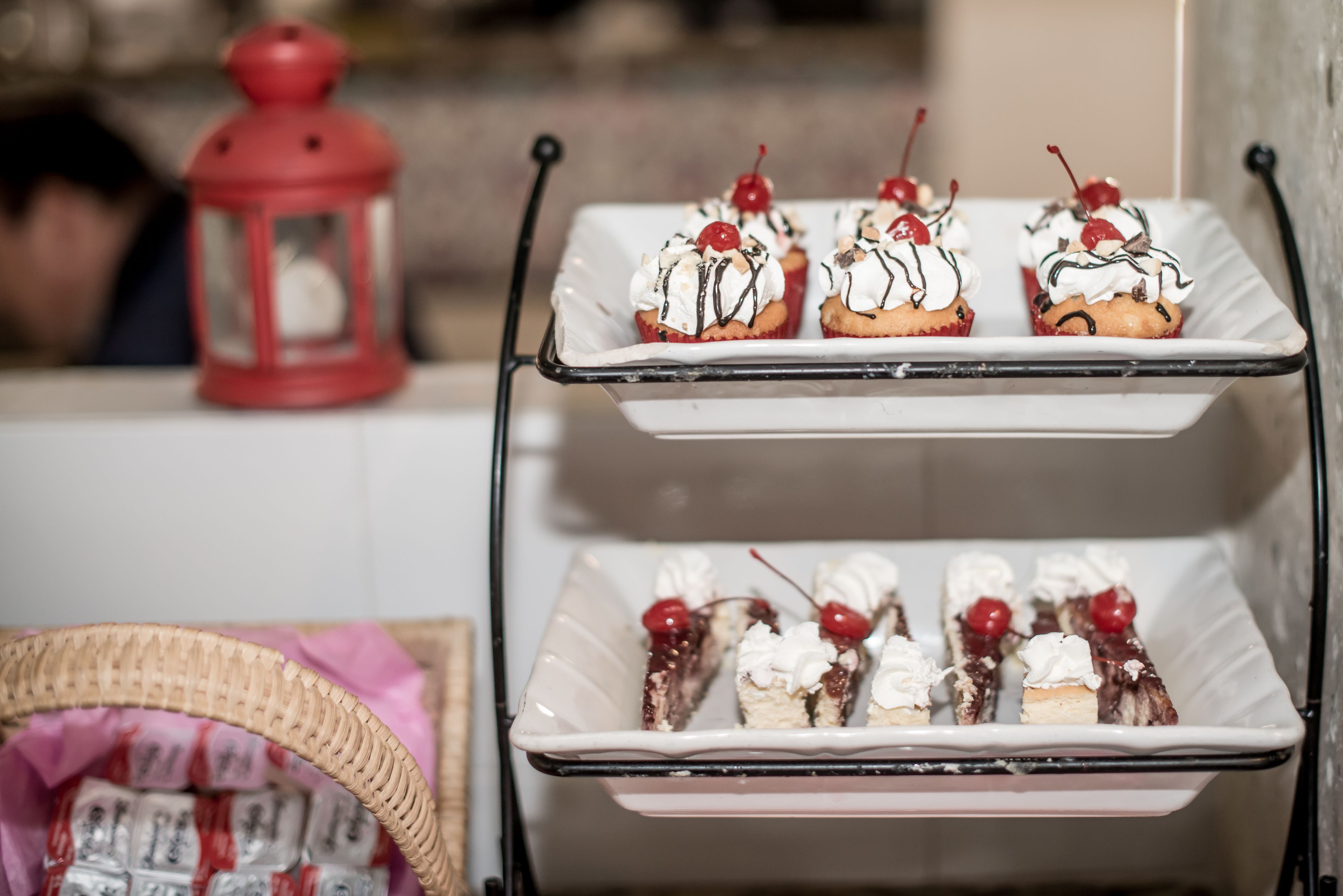 Un présentoir de desserts avec divers types de sucreries disposées sur des plateaux.