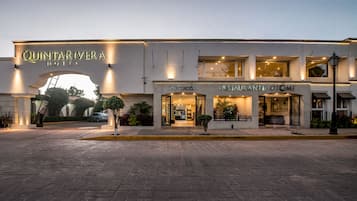 Vista frontal de la propiedad