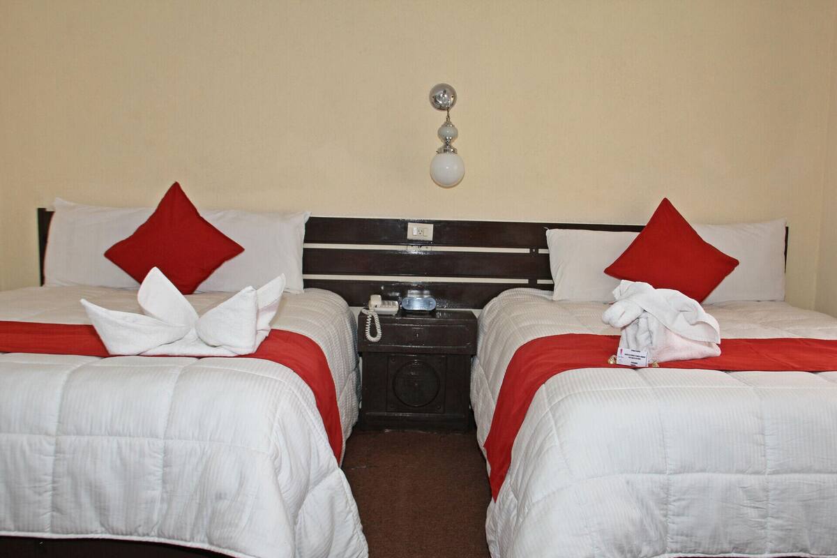 Ropa de cama de alta calidad y caja de seguridad en la habitación 