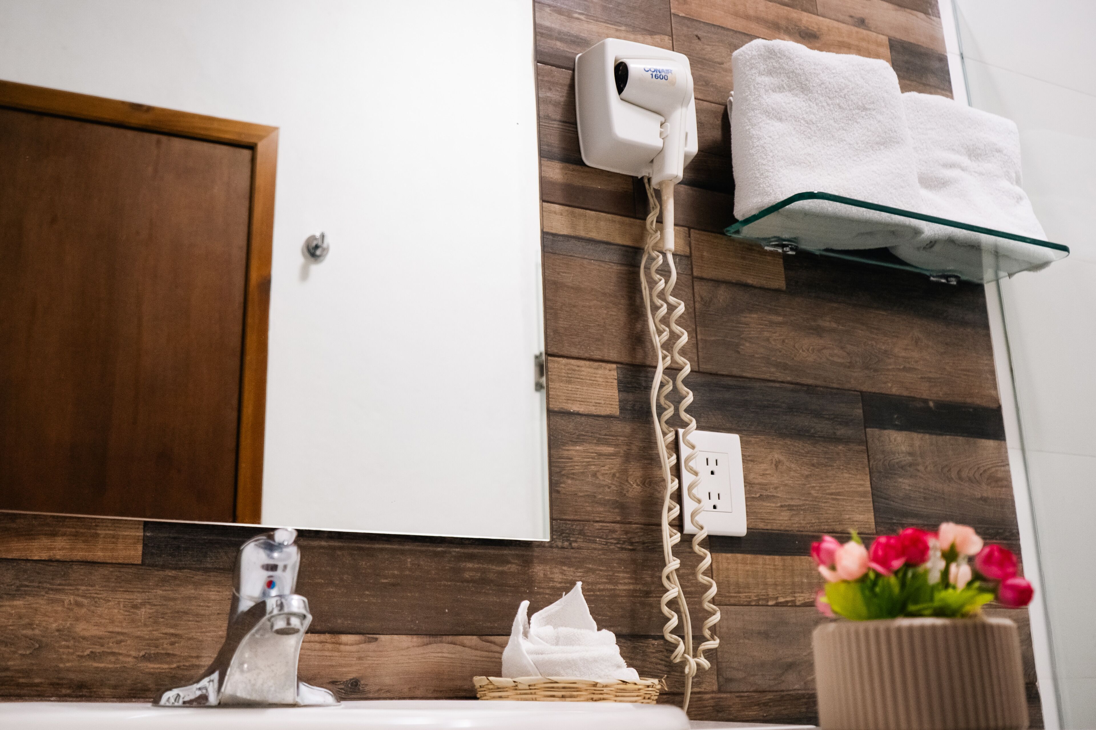 standard room | bathroom | combined shower/bathtub, free toiletries, towels