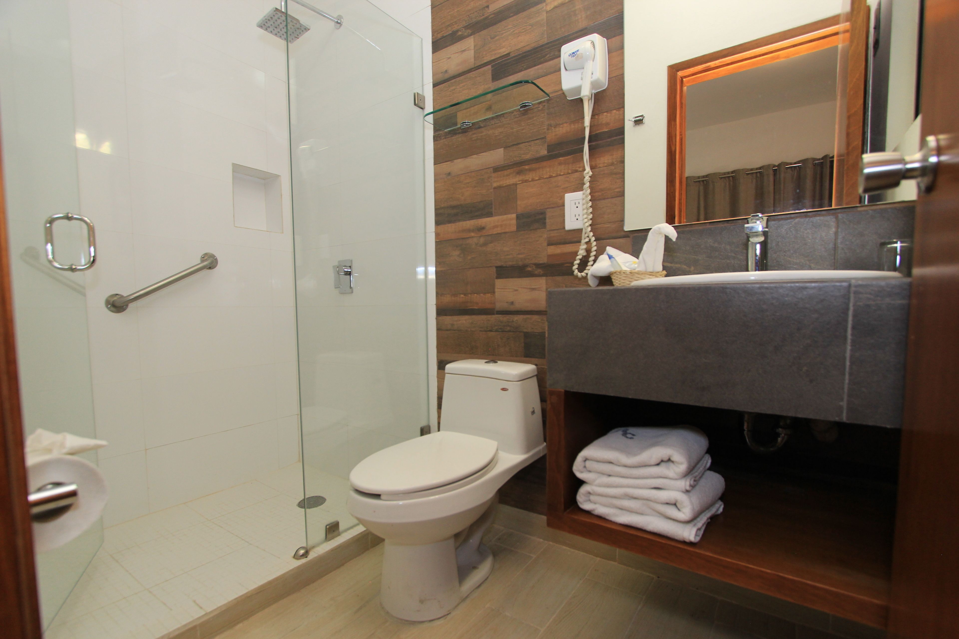 standard room | bathroom | combined shower/bathtub, free toiletries, towels