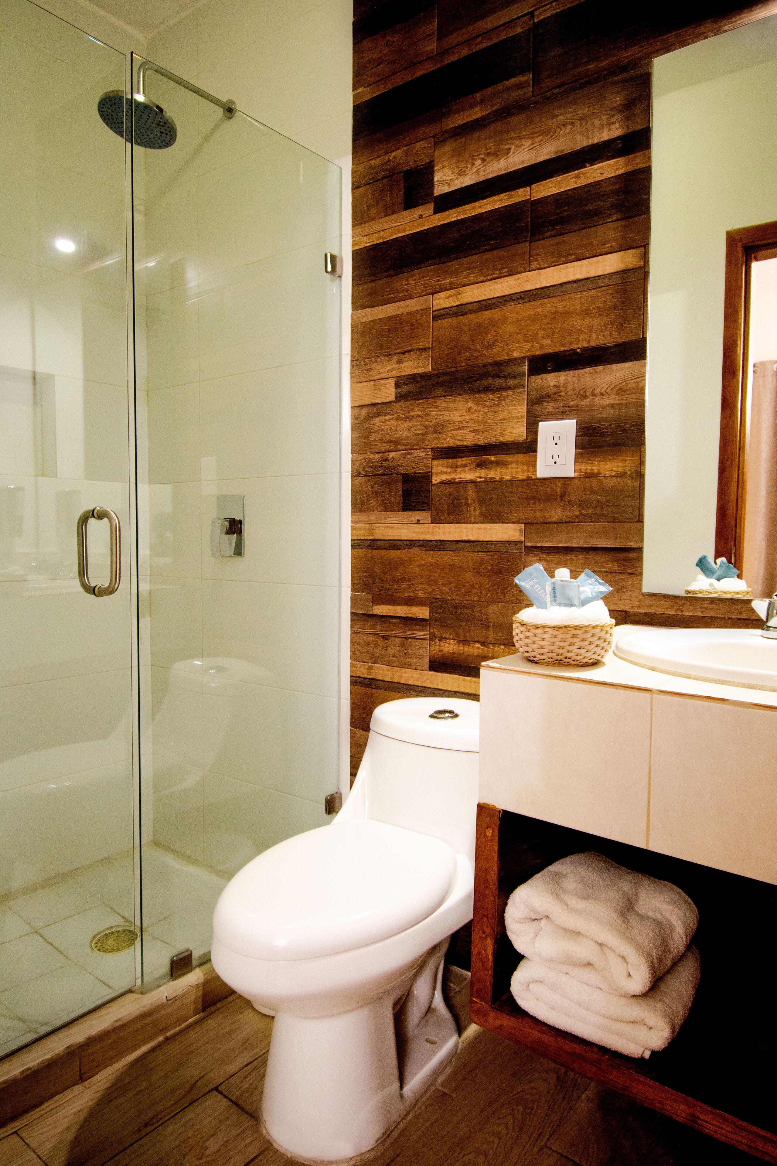 standard room | bathroom | combined shower/bathtub, free toiletries, towels