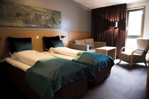 Family Room (Four) | Premium bedding, desk, soundproofing, iron/ironing board - Scandic Stiklestad (Verdal)