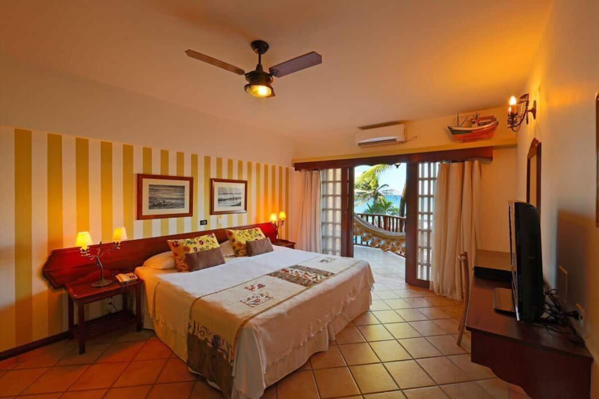 Minibar, in-room safe, desk, WiFi (free)