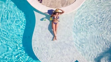 Outdoor pool, pool loungers