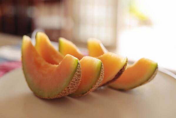 Un plato con melón cantalupo en rodajas.