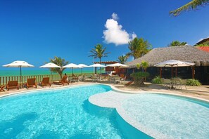 Piscine extérieure, chaises longues