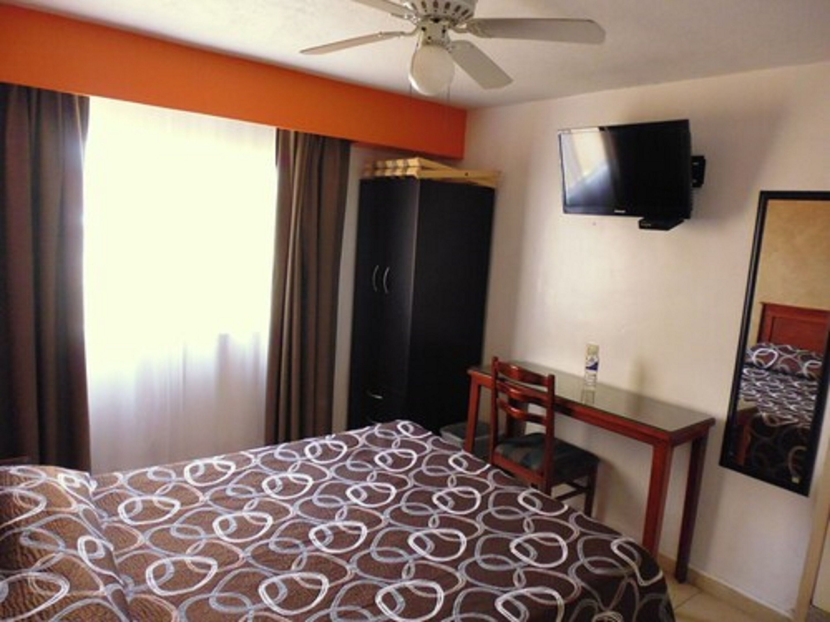 Desk, soundproofing, iron/ironing board, free WiFi