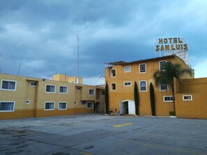 Front of property – evening/night - Hotel San Luis (San Luis Potosi)