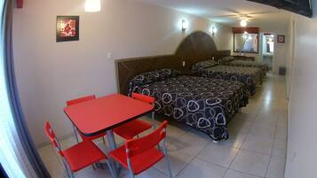 Standard Triple Room | Escritorio, insonorización, tabla de planchar con plancha y wifi gratis