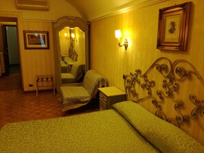 Classic-Doppelzimmer, Annex | Individuell dekoriert, individuell eingerichtet, Schreibtisch