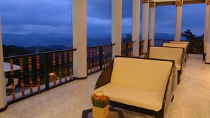 A balcony with seating and a view of the mountains. - Amaya Hills Kandy (Kandy)