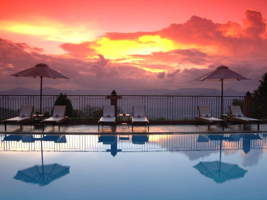 Piscina all'aperto, ombrelloni da piscina, lettini