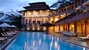 Kolam renang outdoor, dengan payung kolam renang dan kursi berjemur