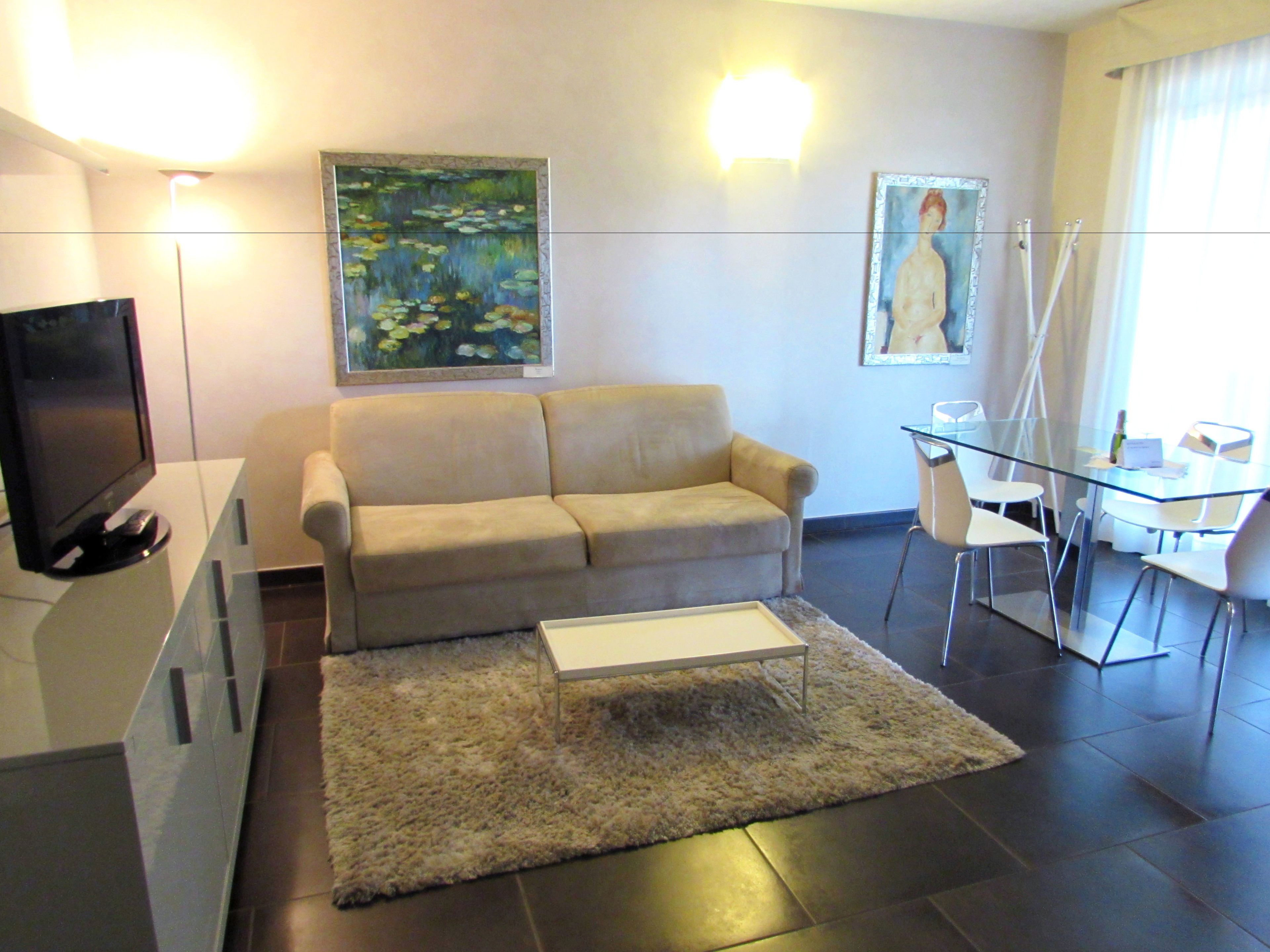 Suite | Wohnbereich | Fernseher