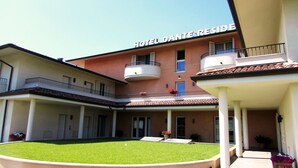 Un hotel amb un pati interior, balcons i un rètol que diu "HOTEL DANTE RESIDENCE".
