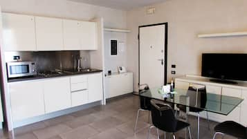 Design Apartment, Accessible | Private kitchenette | Fridge, microwave, dishwasher