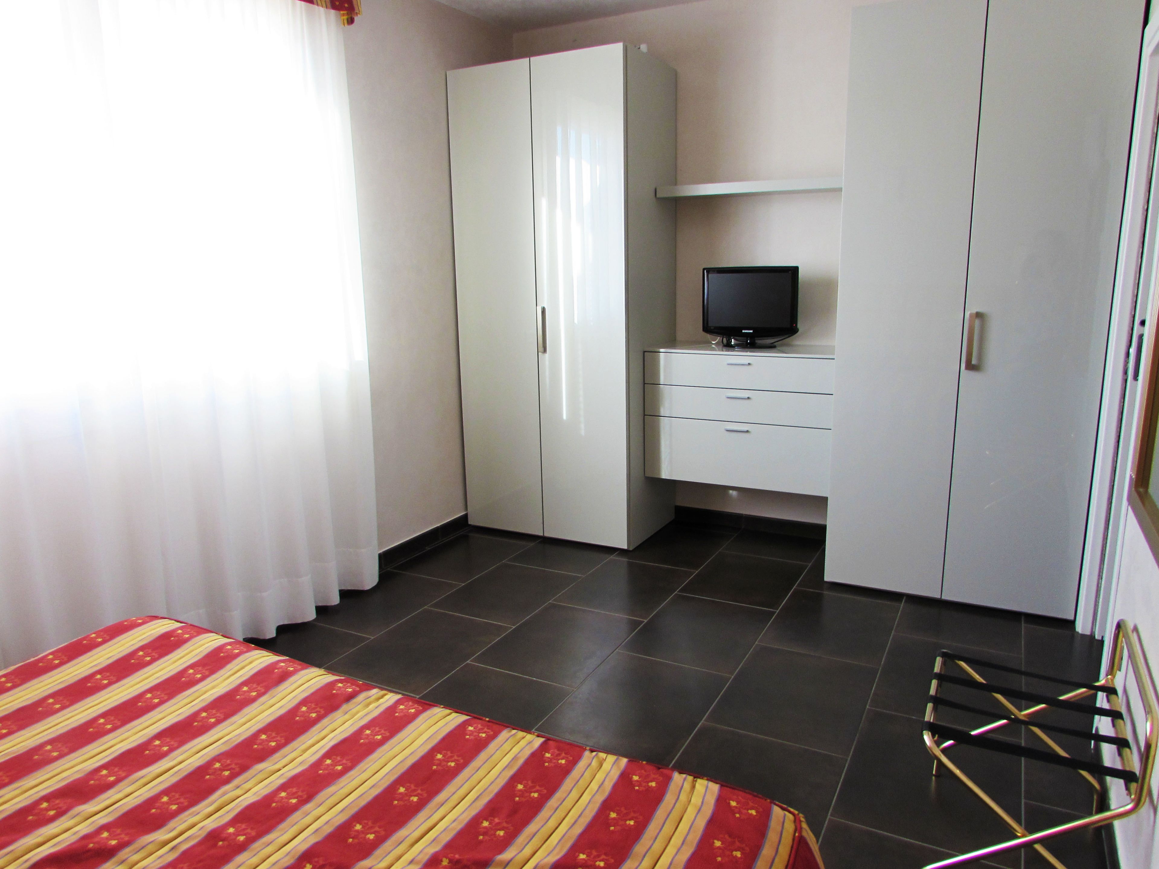 suite | down duvets, minibar, in-room safe, desk