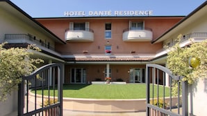 Entrada d'hotel amb un rètol que diu "HOTEL DANTE RESIDENCE".