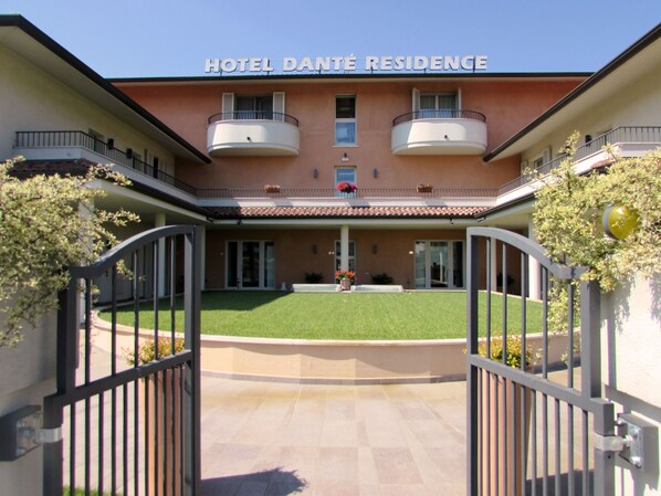 A hotel entrance with a sign reading "HOTEL DANTE RESIDENCE". - Hotel Dante Residence (Mantua)