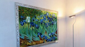Una pintura de flors blaves sobre una paret.